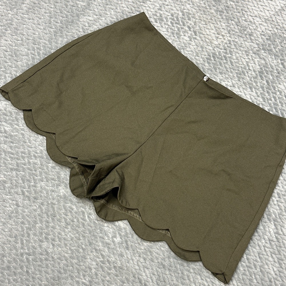 Love Tree Shorts Womens Large Army Green Flat Front Scallop Hem Dress Shorty - Picture 2 of 9